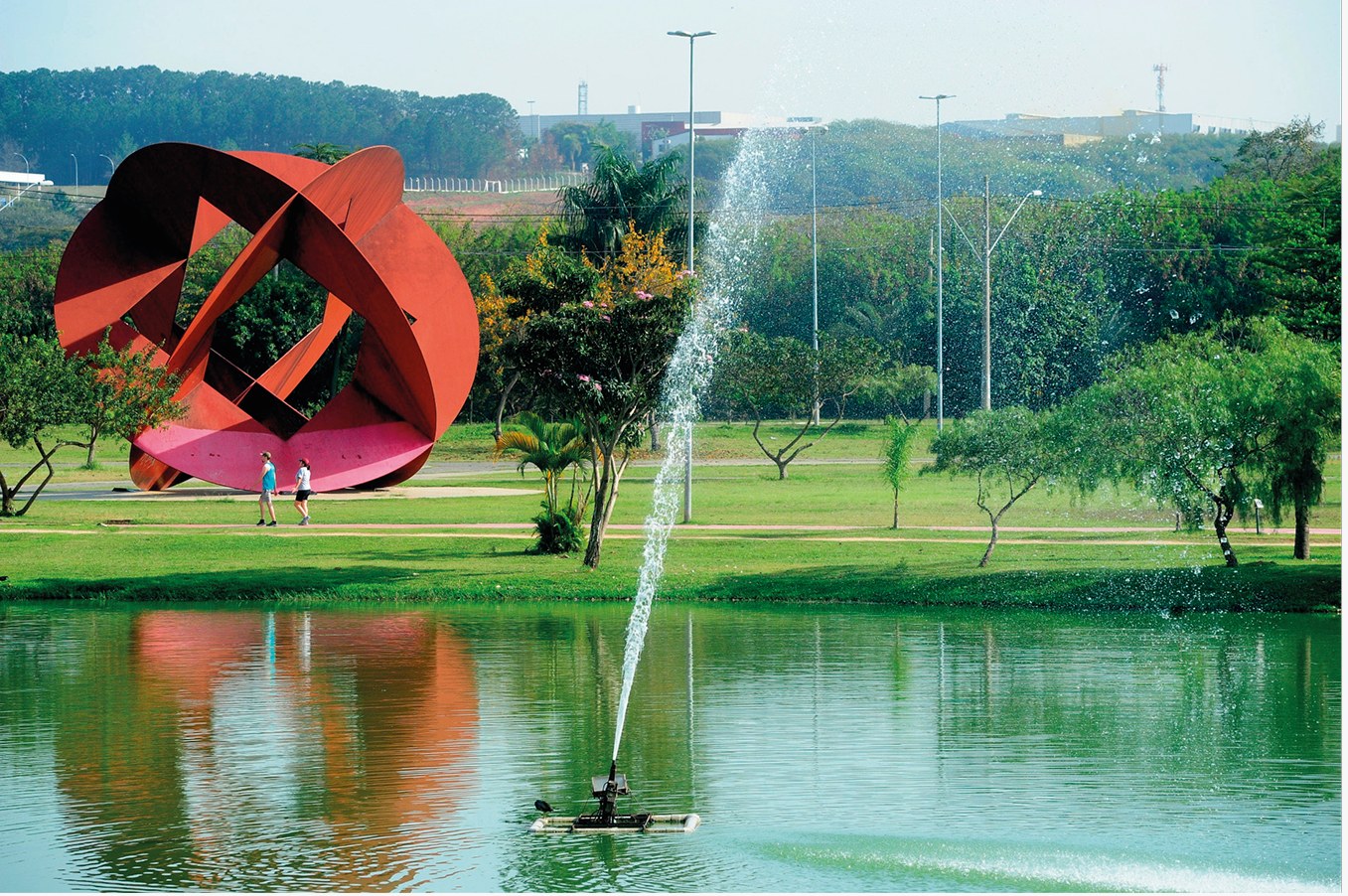 Parque com escultura e lago na região do Jardim Itália, Sorocaba